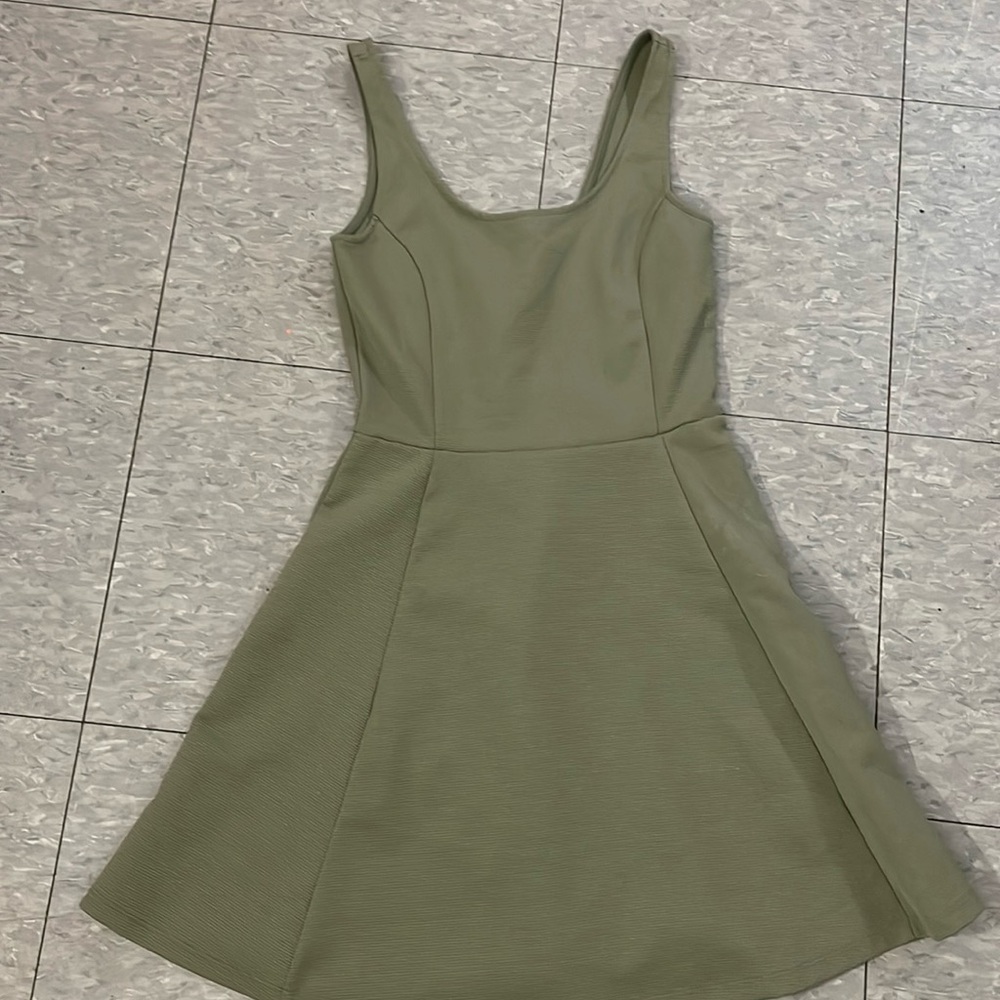 Very nice casual outing dress very flowery very cute